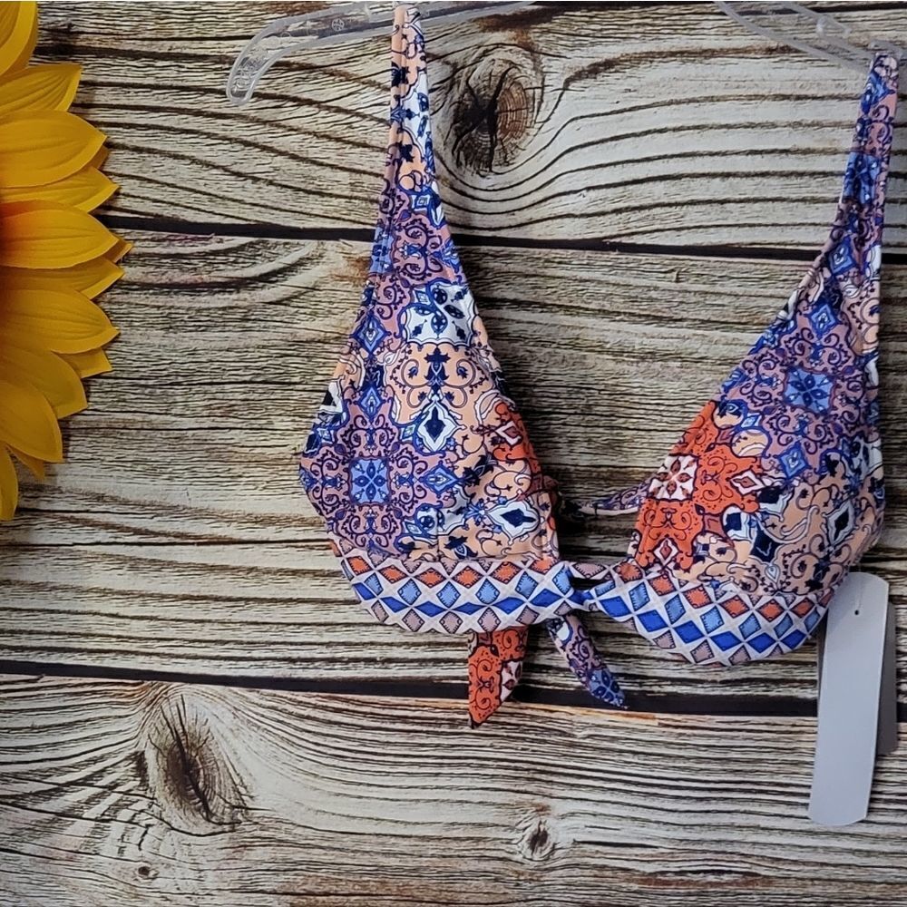 "Daisy Fuentes " Woman's bikini top Size: 6 peach/ pink/blue/white design NWT